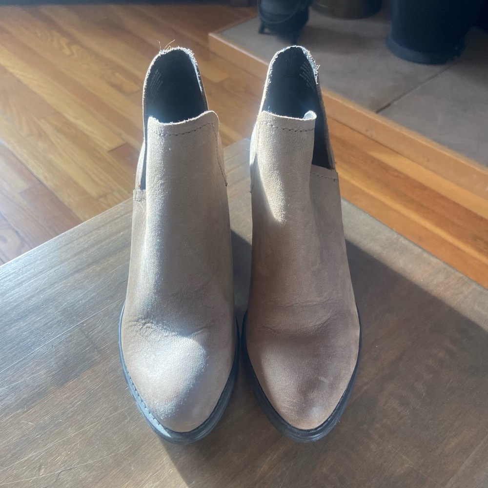 Women Steve Madden Adelphie light brown leather booties size 6